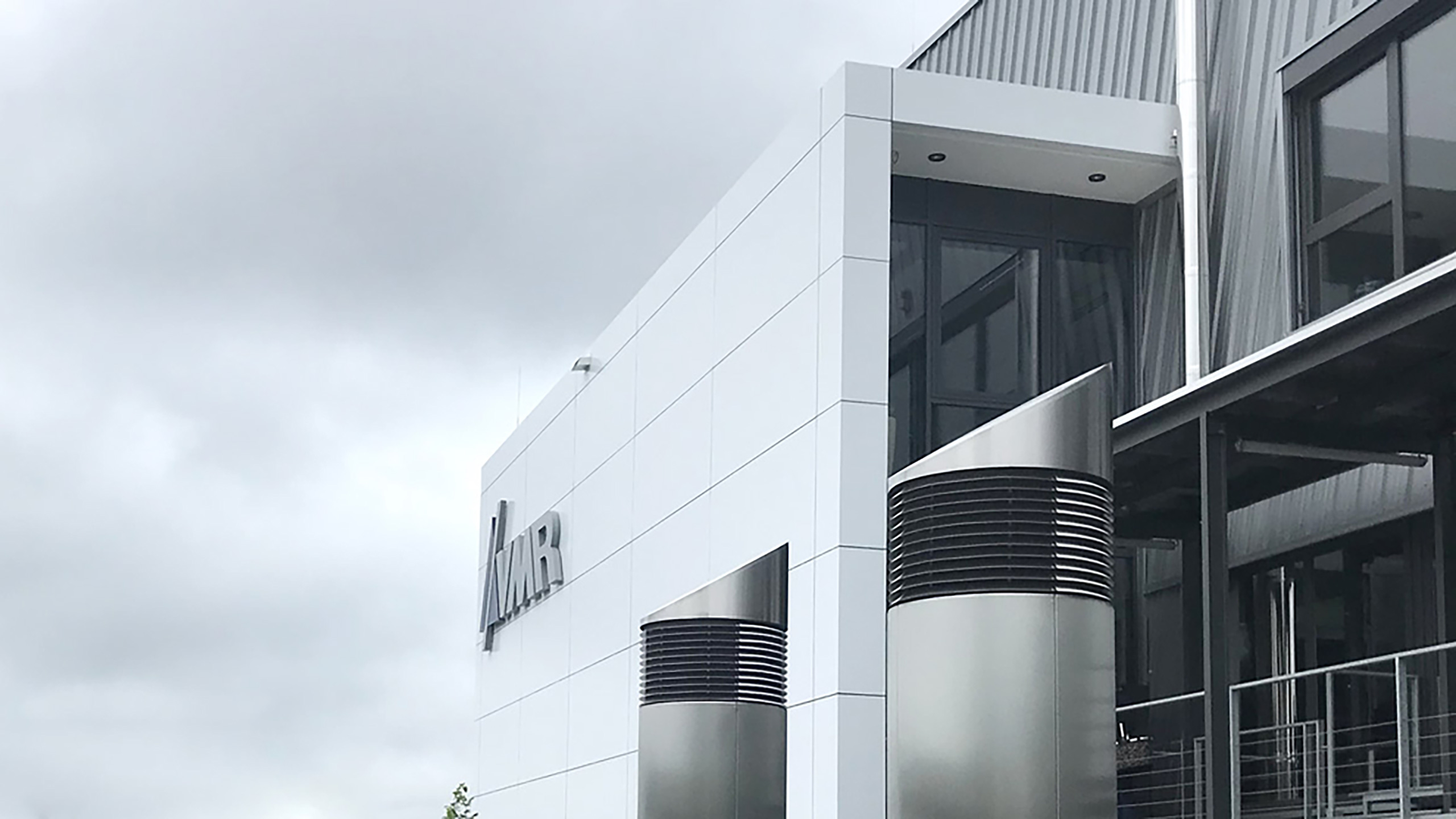 Umsetzung modernster Haustechnik­lösungen für den Verwaltungs- und Fertigungs­neubau der VMR GmbH & Co. KG, Mönchweiler