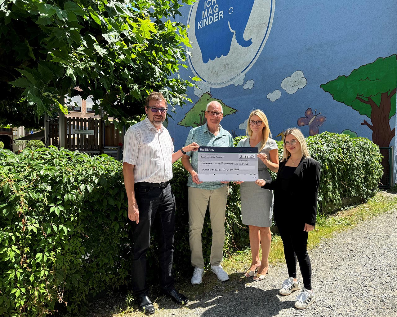 Mitarbeiter Spende für den Kinderschutzbund